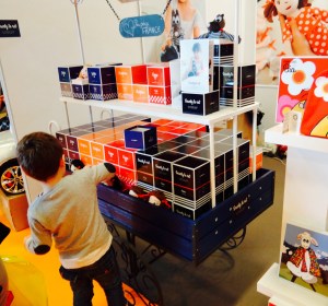 Maman, je peux voir les poupées !?