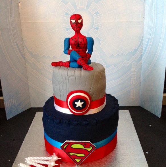 Le gâteau d'anniversaire Super-Héros de Mes Jolis Gâteaux by Humeur de moutard